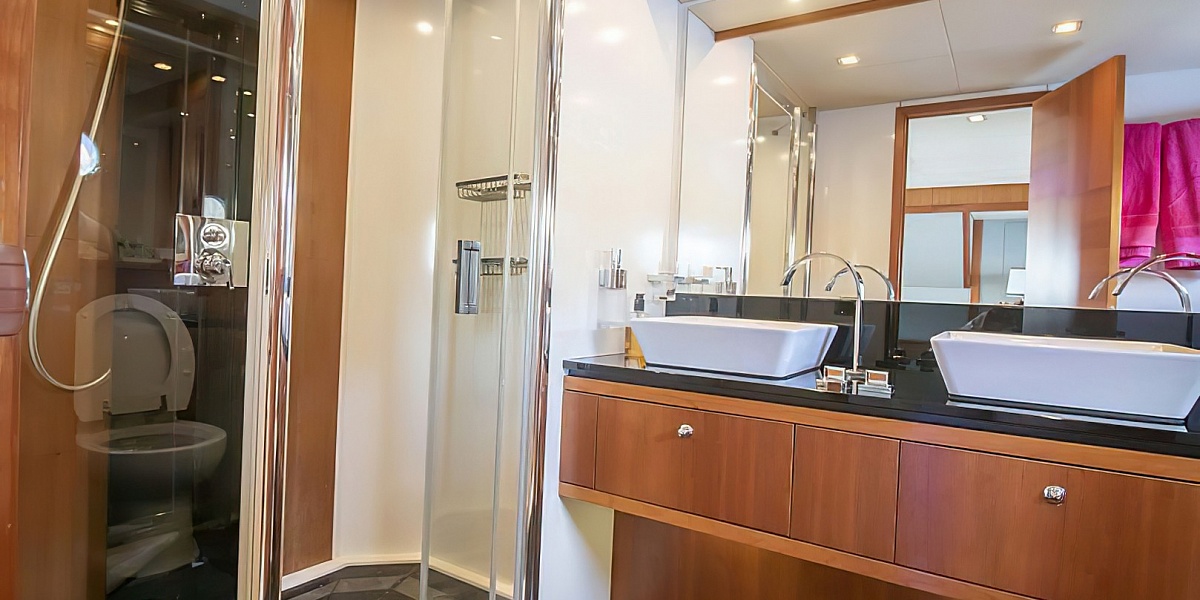 Продается моторная яхта Sunseeker 86 - ванная владельца